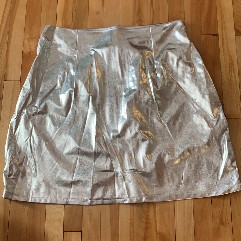 Reflective skirt